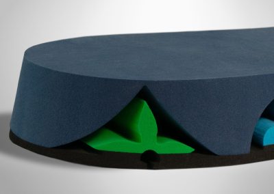 Dettaglio suola intagliata con motivi geometrici